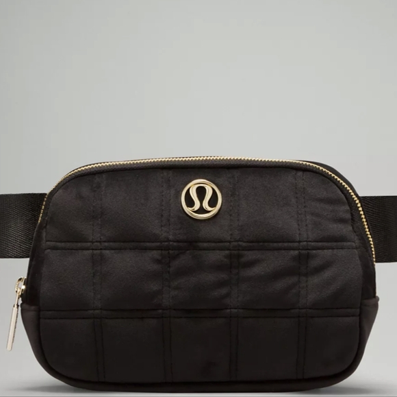 🎁🖤Brand New Never Used Black Velour Lululemon Belt Bag!! Sold Out In Stores! - Picture 4 of 9